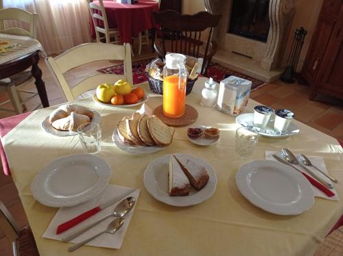 Un restaurante o sitio para comer en Borgo D'Asolo