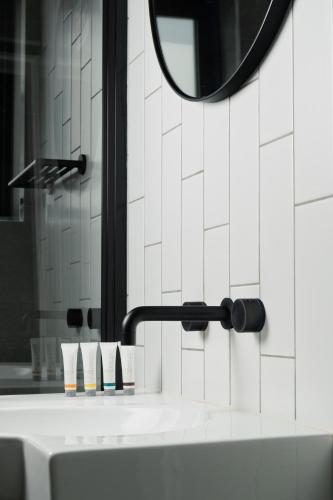 a bathroom with a sink and a mirror at Comfort Hotel East Melbourne in Melbourne