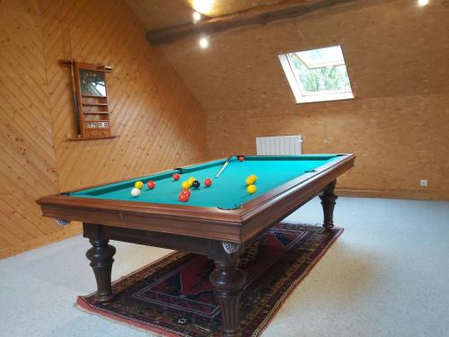 VerneuilにあるLe Gîte de l Andargeのビリヤード台(ボール付)が備わります。