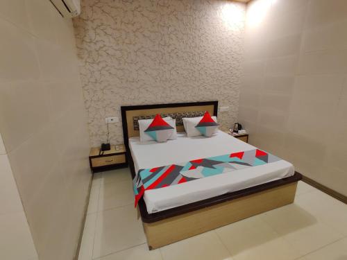 Ein Bett oder Betten in einem Zimmer der Unterkunft Vrinda Apartments
