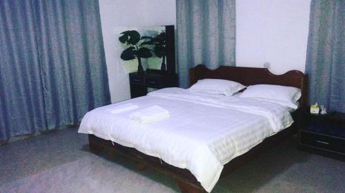 Gold7 Hotel tesisinde bir odada yatak veya yataklar