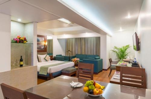 pokój z łóżkiem i jadalnią w obiekcie Hotel Hindusthan International, Bhubaneswar w mieście Bhubaneswar