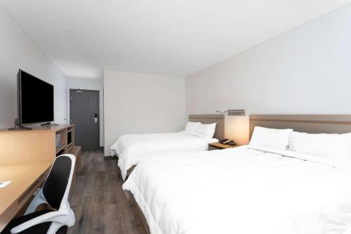 Posteľ alebo postele v izbe v ubytovaní Travelodge by Wyndham Elkhart
