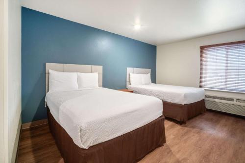 Un pat sau paturi într-o cameră la WoodSpring Suites Corpus Christi