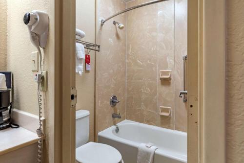 Ένα μπάνιο στο Econo Lodge Cordele