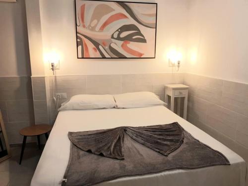 タラハレホにあるTarajalejo Eco Ocean Bのベッドルーム1室(毛布付きのベッド1台付)