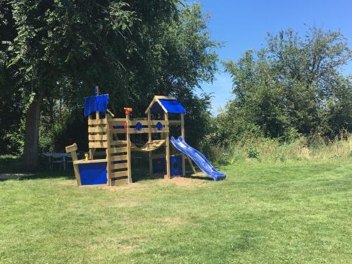 - une aire de jeux avec toboggan dans la pelouse dans l'établissement Le Pré d'Olonne, à Olonne-sur-Mer