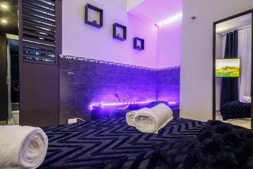 Una cama o camas en una habitación de Sicily Suite