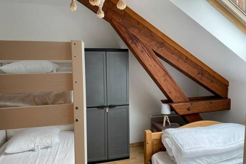 een slaapkamer met 2 stapelbedden en een loft bij Appartement F2 proche La Bresse in Basse-sur-le-Rupt