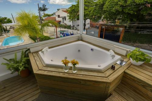 eine Badewanne auf dem Balkon in der Unterkunft Solar Beach Hotel in Florianópolis