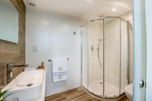 ein Bad mit einer Dusche, einem WC und einem Waschbecken in der Unterkunft Viewpoint Boutique Living in Xlendi