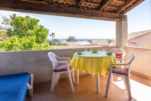 une table et des chaises sur un balcon avec vue dans l'établissement La Tour, à Linguizzetta