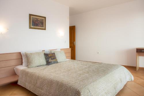 陽光海灘的住宿－Montemar Villas，一间卧室配有一张床和一张沙发