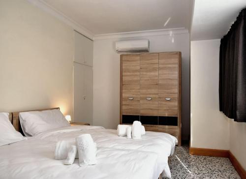Ένα ή περισσότερα κρεβάτια σε δωμάτιο στο 2 Bedroom, Central and Spacious Apartment with Sea View - 2