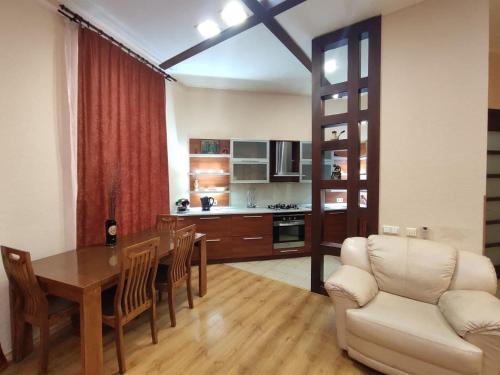 Køkken eller tekøkken på Two-bedroom apartment in the heart of Kyiv