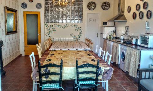 uma sala de jantar com uma mesa e uma cozinha em CASA DRUNA LEE ; CASA EN EL CAMPO em Santa Gadea