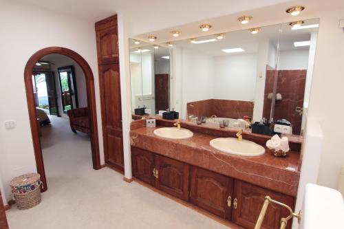 baño con 2 lavabos y espejo grande en Villa Vista del Mar - Oceanfront Luxury with Private Pool, en Costa Teguise