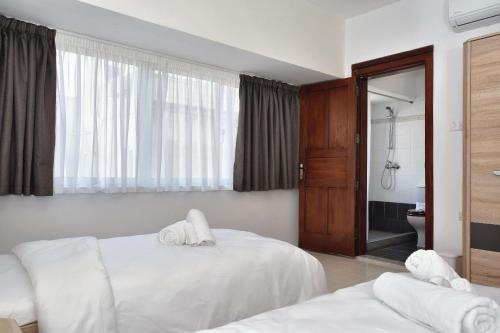 Postel nebo postele na pokoji v ubytování Bright and Spacious 2 Bedroom Apartment with Harbour View - 3
