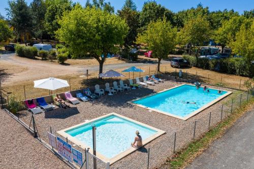 Πισίνα στο ή κοντά στο Camping de Bourbon-lancy