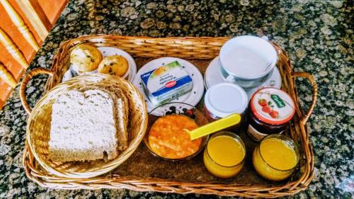 ein Korb mit Brot und anderen Speisen auf einer Theke in der Unterkunft CASA DRUNA LEE ; CASA EN EL CAMPO in Santa Gadea