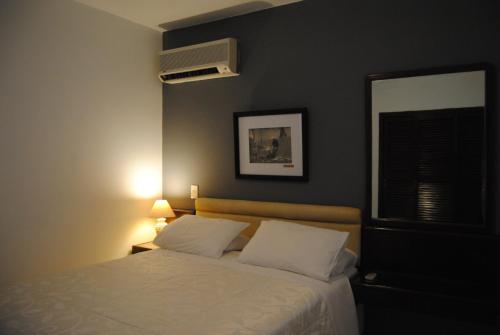 Hotel 24 في بونتا دل إستي: غرفة نوم بسرير ونافذة ومكيف