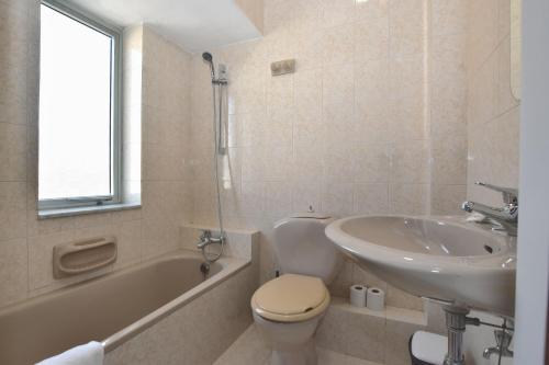 Koupelna v ubytování 2 Bedroom Apartment - Spacious, Bright & Central - 4