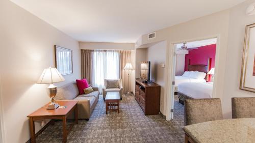 En eller flere senge i et værelse på Staybridge Suites Wilmington East, an IHG Hotel