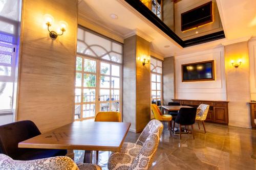 a restaurant with tables and chairs in a room at HOTEL & SPA MANSION SOLIS by HOTSSON in Morelia
