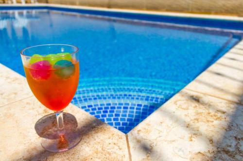 Piscina en o cerca de 400 year old converted farmhouse with private pool