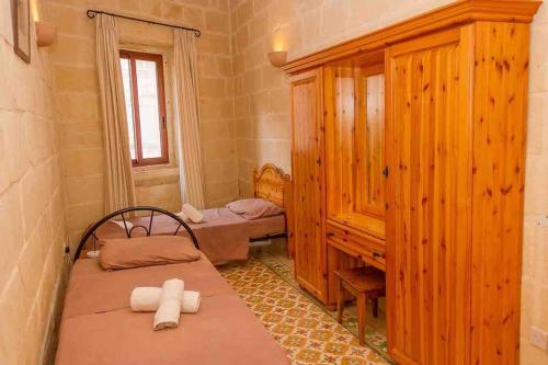 Cama o camas de una habitación en 400 year old converted farmhouse with private pool