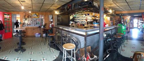 un bar avec un tas de vélos garés derrière dans l'établissement Hotel La Madelon, à Le Fenouiller