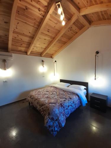 Postel nebo postele na pokoji v ubytování Windmill Shkodra Gesthouse Camping & Grill