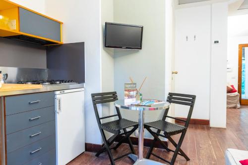 a kitchen with a table and chairs in a kitchen at Camping Village Rocchette in Castiglione della Pescaia