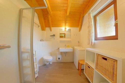 La salle de bains est pourvue de toilettes et d'une douche en verre. dans l'établissement Strandvogt 2 TP22, à Dorum Neufeld