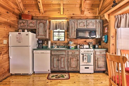 Secluded Sevierville Cabin w/ Hot Tub! photo 5