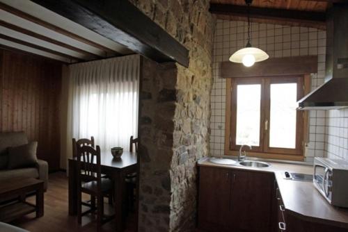 - une cuisine avec un évier et une table dans une chambre dans l'établissement Casona Santa Coloma, à Matute de la Sierra