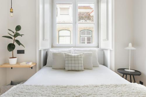 Update Urban Chic Flat in 19th Century Building 2 Bedrooms & 2 Bathrooms & AC Central Alfama District