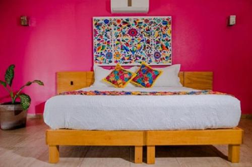 Una cama o camas en una habitación de Hotel y Villas Los Pirules by Rotamundos