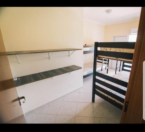 - une chambre avec 2 lits superposés et une chambre avec une table dans l'établissement Villaggio Avansi, à Caraguatatuba