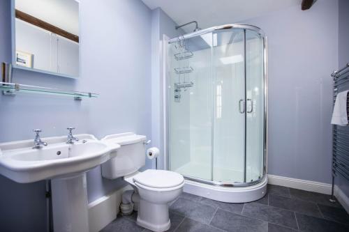 Koupelna v ubytování Lavender Cottage