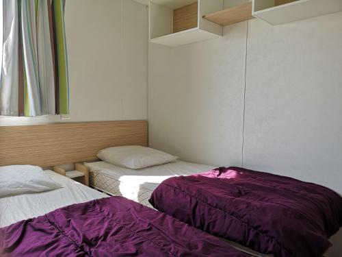 Katil atau katil-katil dalam bilik di Camping Le Ragis