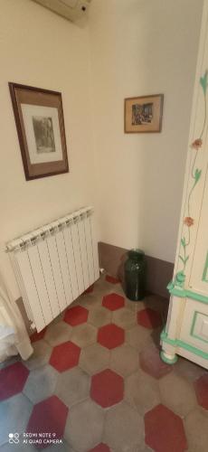 a room with a red and white tiled floor at Casa Cristina in Siracusa