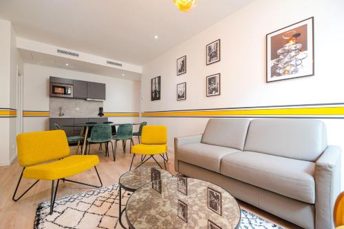 un salon avec un canapé, des chaises et une table dans l'établissement MBM - Marais, à Paris