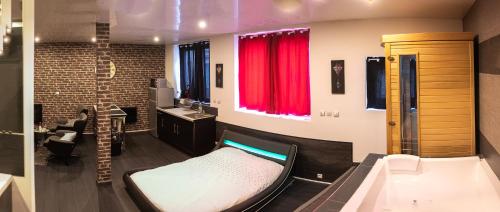 サン・テティエンヌにあるAppartement luxury spaのバスルーム(ベッド1台、シンク、バスタブ付)