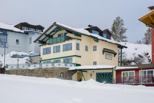 ein Haus mit Schnee davor in der Unterkunft Haus Helga Obertauern in Obertauern