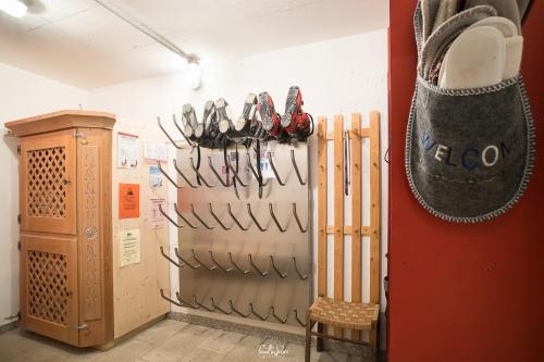 Eine Wand mit einem Haufen Utensilien, die an einer Wand hängen. in der Unterkunft Haus Helga Obertauern in Obertauern