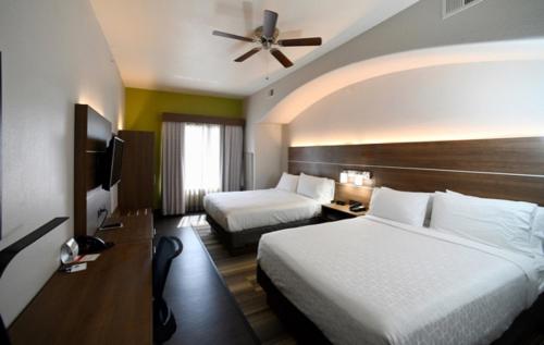 Ένα ή περισσότερα κρεβάτια σε δωμάτιο στο Holiday Inn Express Seguin by IHG