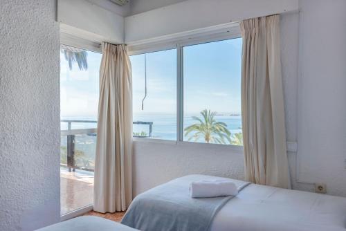 1 dormitorio con ventana grande con vistas al océano en Skol Sea Views Apartments, en Marbella