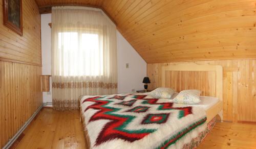 מיטה או מיטות בחדר ב-Приватна Садиба Живиця