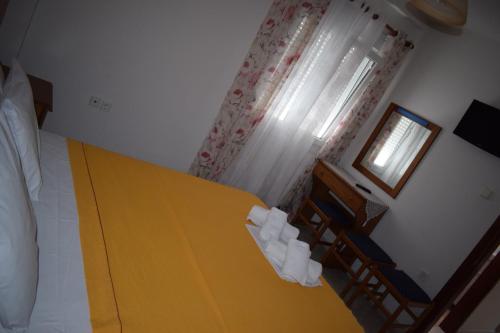 尼歐克利馬的住宿－Mariren，一间卧室设有黄色桌子和窗户